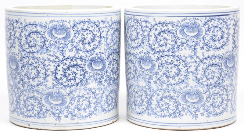 Een paar cilindervormige potten van Chinees porselein met een blauw op wit bloemendecor.