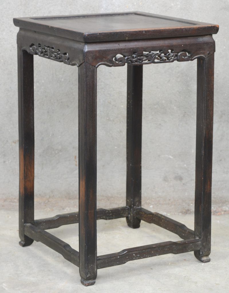 Een Chinees vierkant houten tafeltje/sokkeltje.