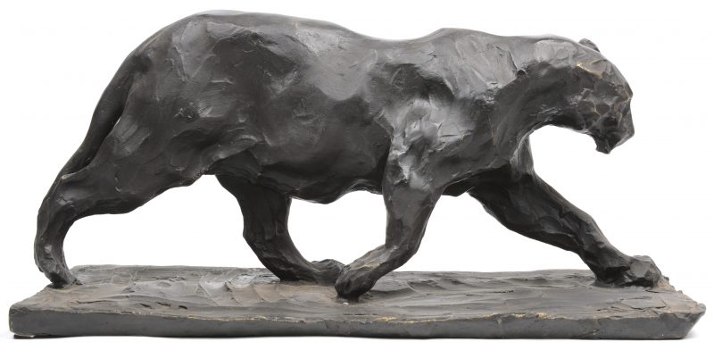 “Panter”. Een beeld van donkergepatineerd brons naar een werk van René Paris.