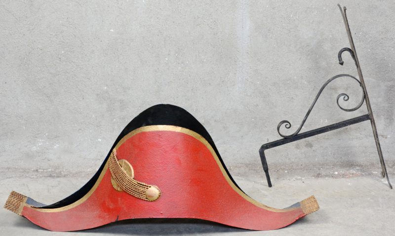 Een gepolychromeerd metalen uithangbord in de vorm van de Hoed van Napoleon.
