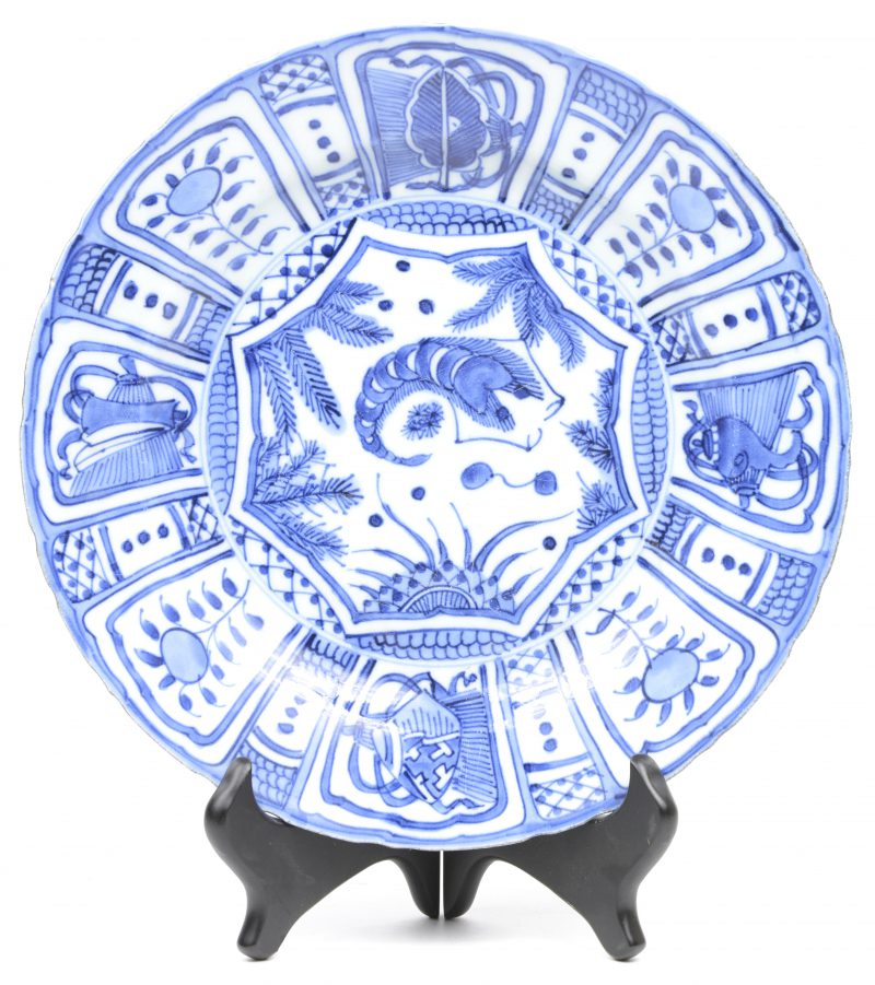 Een bord van Chinees porselein met een blauw-wit decor in de geest van de Wanli.
