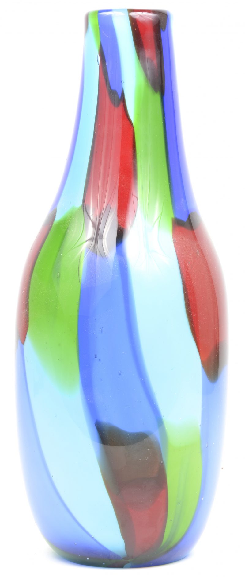 Een vaas van meerkleurig Muranoglas.