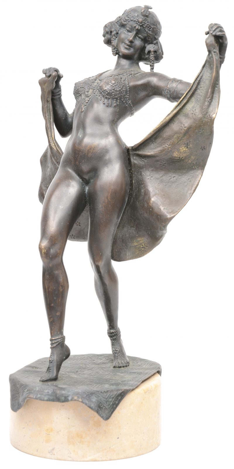 Een naakte danseres van brons op een marmeren sokkel.