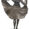 Een naakte danseres van brons op een marmeren sokkel.