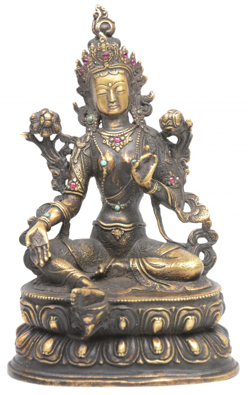 Een vergulde messingen Boeddha, versierd met kraaltjes.