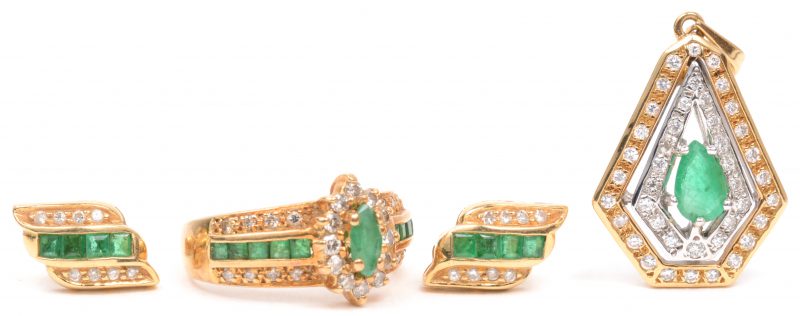 Een 18 karaats wit en geel gouden parure waaronder een hanger met bijpassende oorbellen en ring bezet met briljanten met een gezamenlijk gewicht van +/- 1 ct. en smaragd en smaragd cabochons van +/- 2 ct.