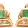 Een 18 karaats wit en geel gouden parure waaronder een hanger met bijpassende oorbellen en ring bezet met briljanten met een gezamenlijk gewicht van +/- 1 ct. en smaragd en smaragd cabochons van +/- 2 ct.