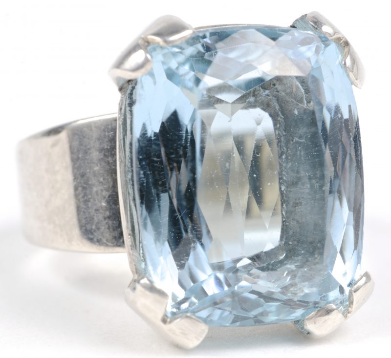 Een zilveren ring 900 ‰ bezet met een lichtblauwe fantasiesteen.