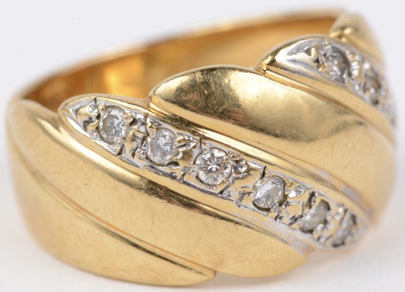 Een 18 karaats geel gouden ring bezet met diamanten met een gezamenlijk gewicht van ± 0,50 ct.