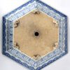 Een zeshoekige cache-pot van blauw en wit Chinees porselein.