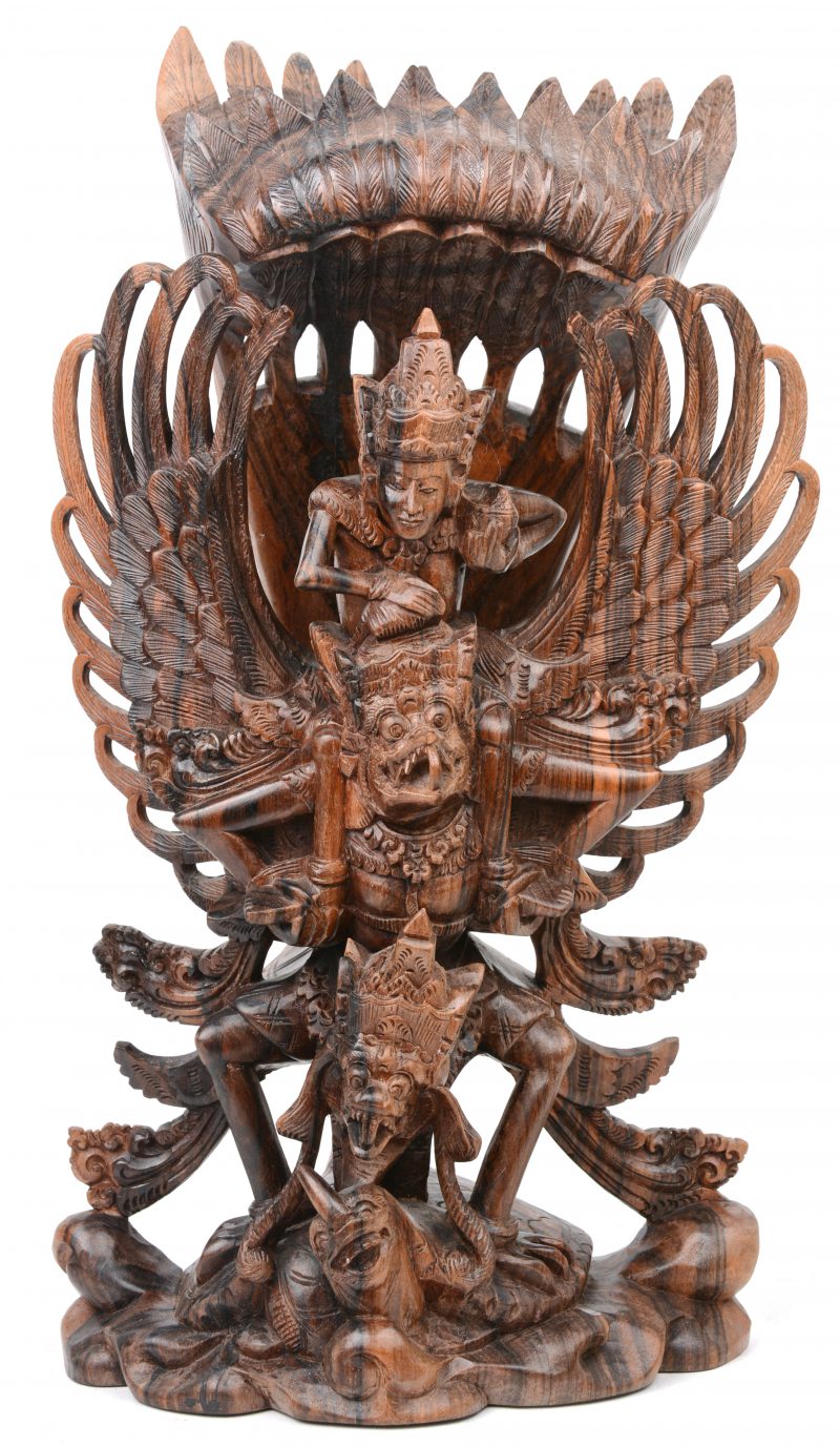 Een Garuda van gebeeldhouwd hardhout. Zuid-Oost Azië.
