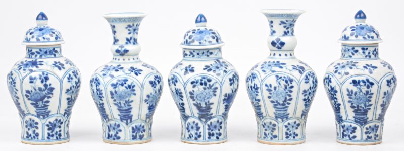 Een vijfdelig kaststelletje van blauw en wit Chinees porselein, bestaande uit twee balustervaasjes en drie dekselvaasjes.
