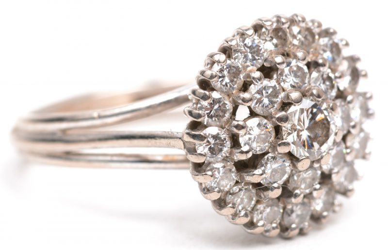 Een 18 karaats wit gouden ring bezet met diamanten met een gezamenlijk gewicht van ± 0,85 ct.