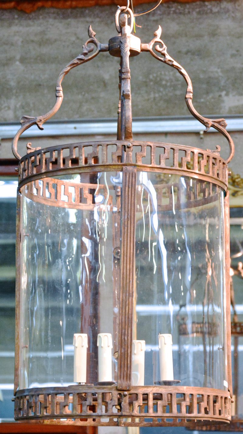 Een bronzen lantaarn met Griekse motieven.