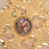 Een barokke tazza van albast en verguld brons. Versierd met zes pastilles met bloementuilen in miniatuurmozaiek (enkele beschadigd). Op centraal koperen voetstukje.