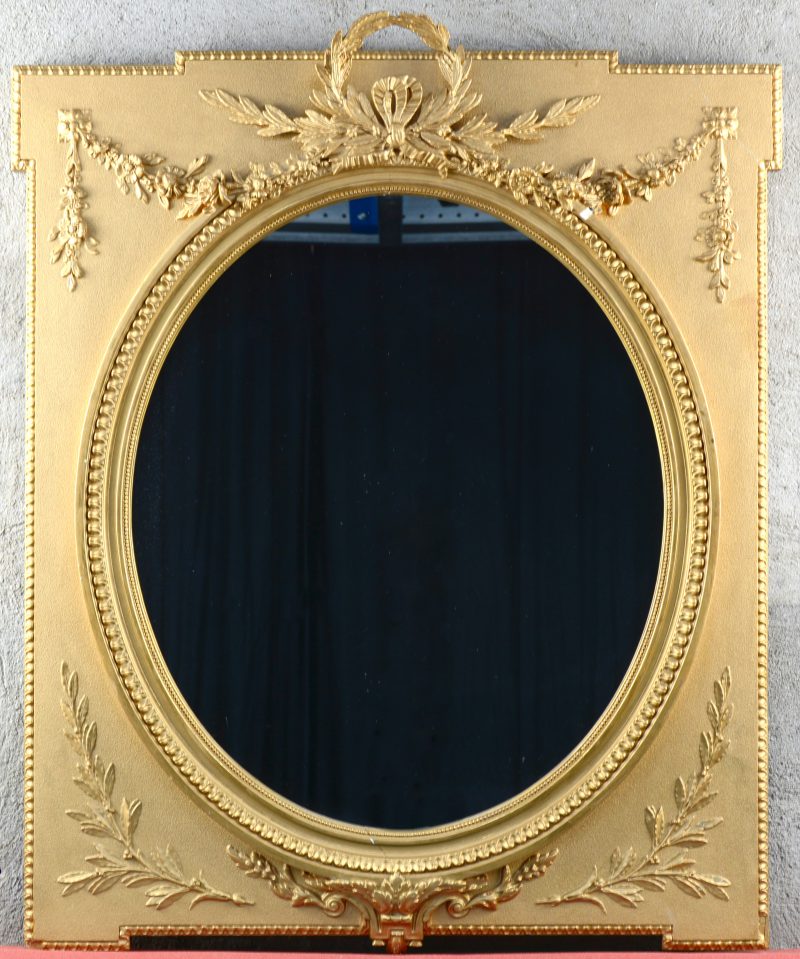 Een spiegel in goudgepatineerde lijst van hout en plaaster, versierd met bloemenguirlandes en een lauwerkrans.