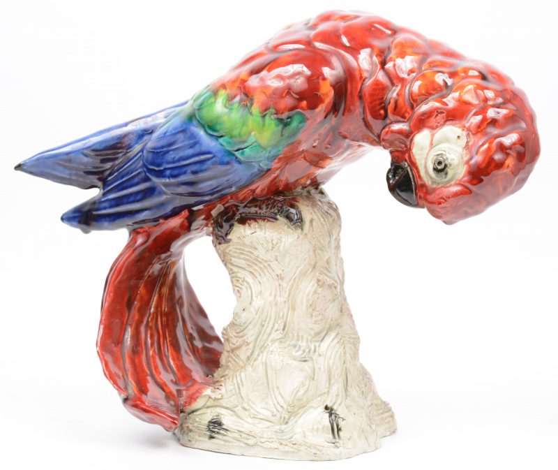 Een papegaai van meerkleurig geglazuurd aardewerk. binnenin gemerkt.