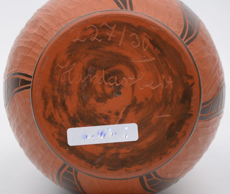 Een terracotta vaas met deels geglazuurd decor. Onderaan gemerkt. Jaren ‘50.