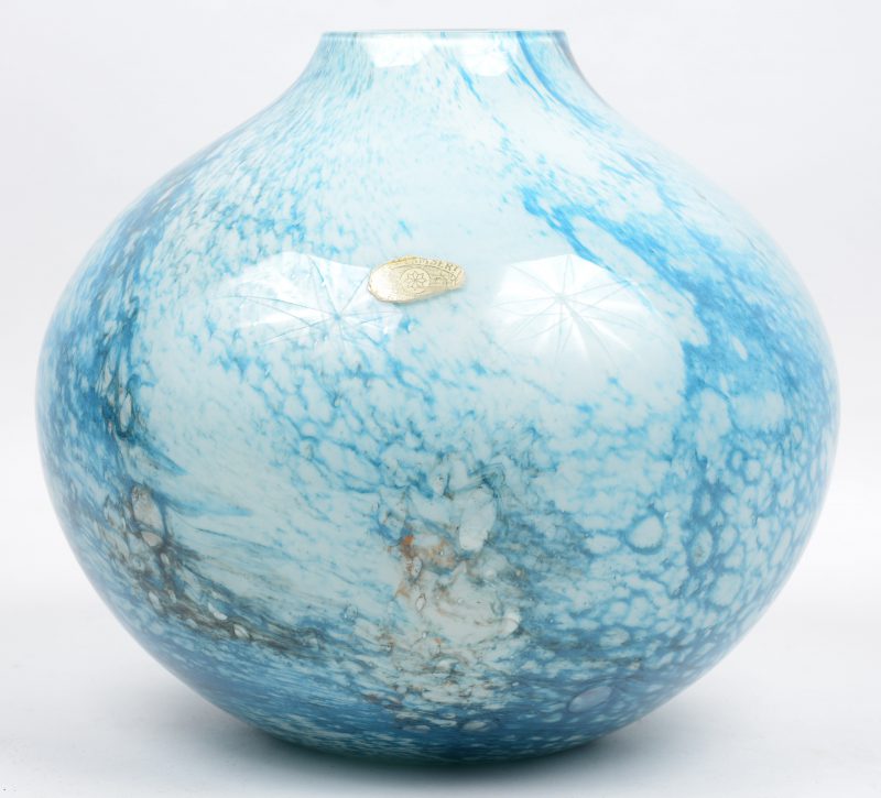 Een bolvormige blauw en witte glaspasta vaas.