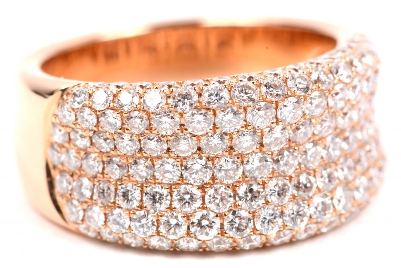 Een 18 karaats wit gouden ring bezet met briljanten met een gezamenlijk gewicht van +- 1,56 ct.