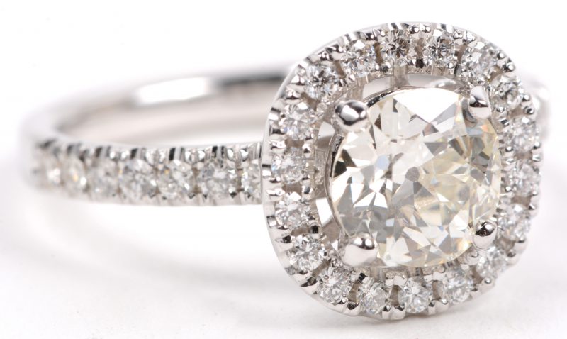 Een 18 karaats wit gouden ring bezet met briljanten met een gezamenlijk gewicht van +- 0,49 ct. en een centrale diamant van +- 1,12 ct. HSI 1.