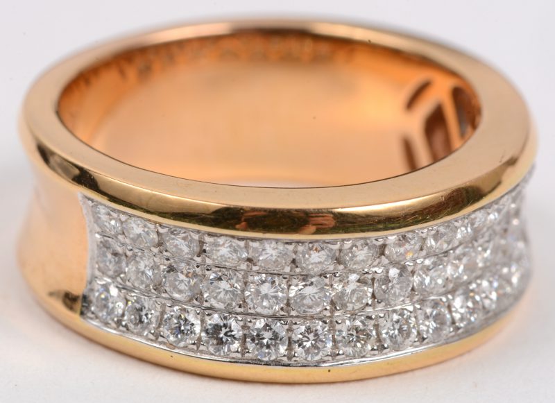 Een 18 karaats geel gouden ring bezet met briljanten met een gezamenlijk gewicht van +- 0,87 ct.