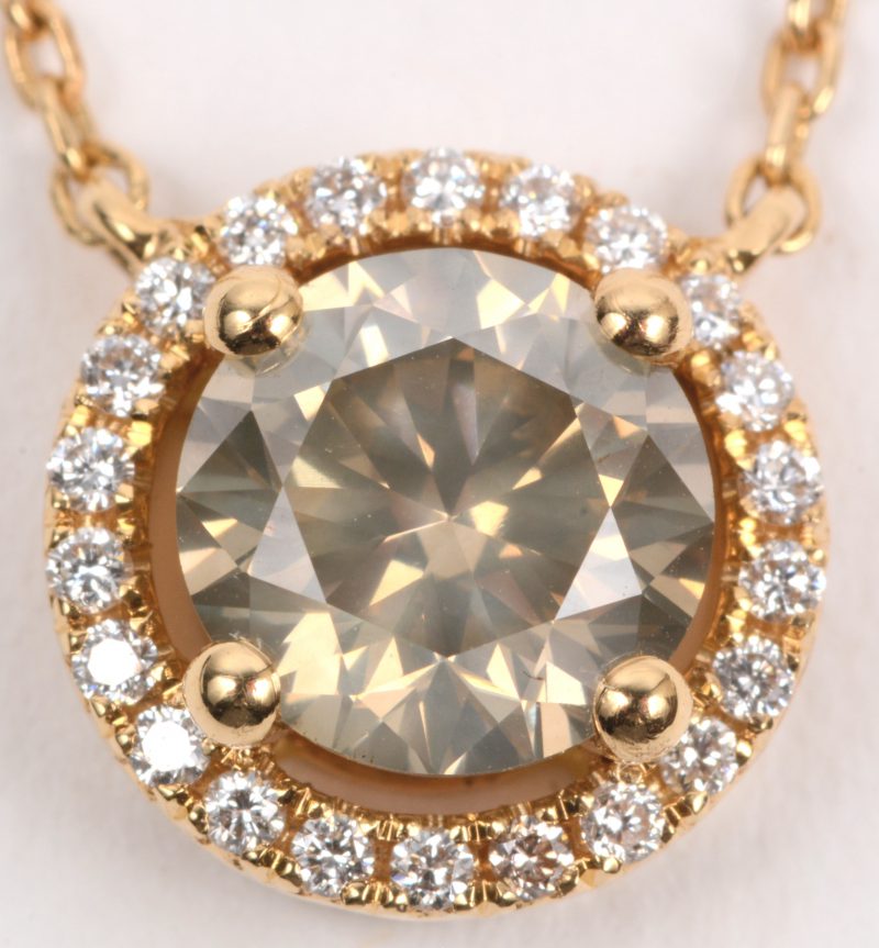 Een 18 karaats geel gouden ketting met hanger bezet met briljanten met een gezamenlijk gewicht van +- 0,22 ct. en een grijze diamant van +- 1,11 ct.