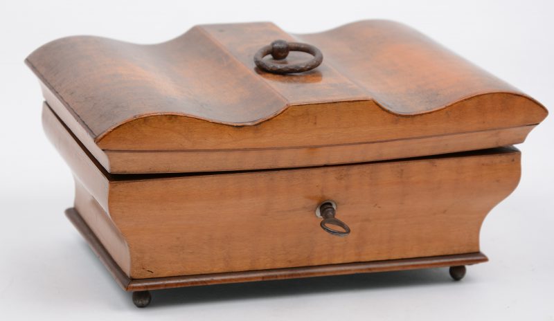 Een antiek naaisetje met zilver in een houten kistje. Vingerhoedje manco. Eerste helft XIXe eeuw. Geschonken door de toenmalig burgemeester van Ganshoren aan zijn nicht in 1868. (Zie document)