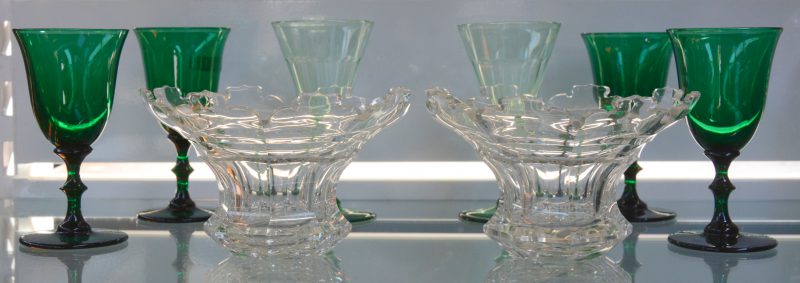 Een lot antiek kristal, bestaande uit twee geslepen kleurloze coupes en zes groene glaasjes op voet (in twee modellen).