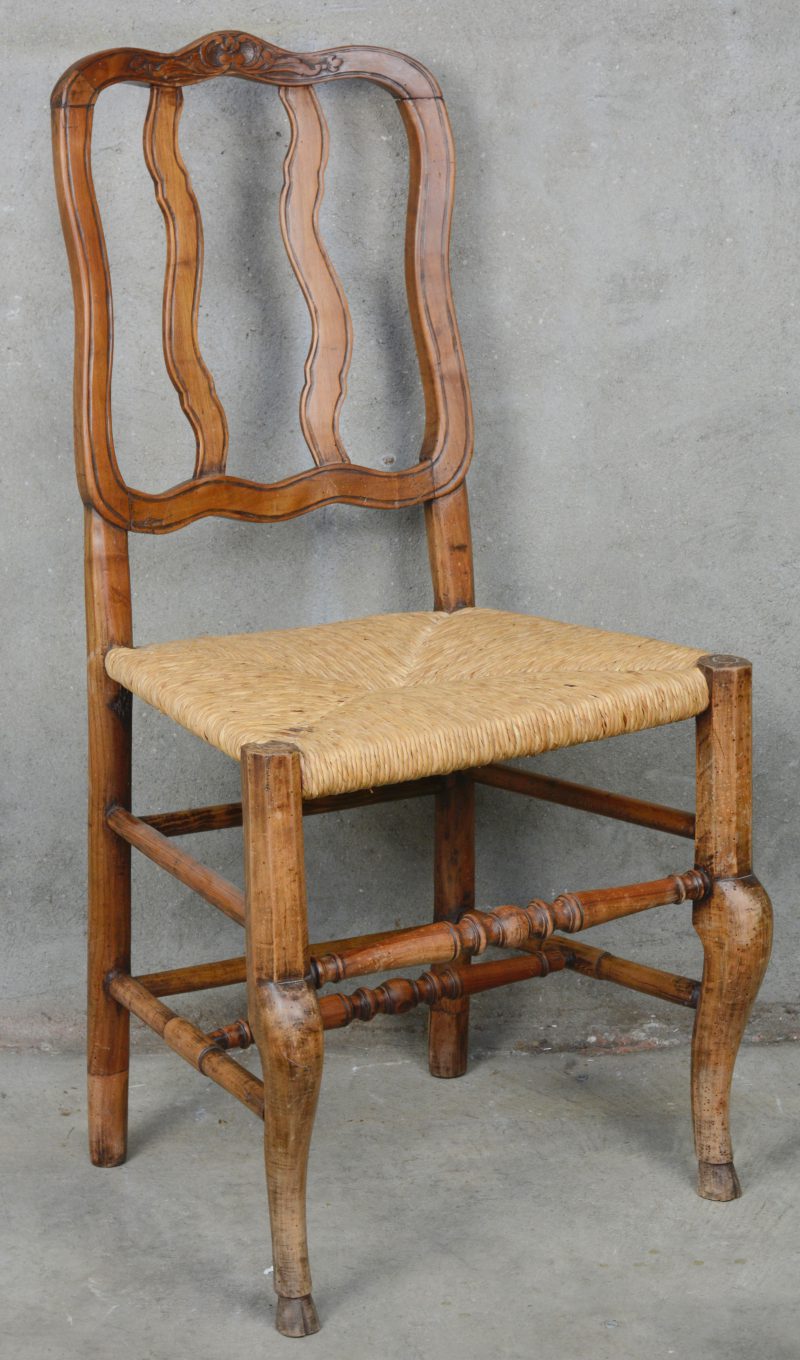 Een decoratief stoeltje met rieten zit. Regio Namen, omstreeks 1760.