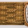 Een 18 karaats geel gouden geweven armband bezet met briljanten met een gezamenlijk gewicht van +- 0,20 ct.