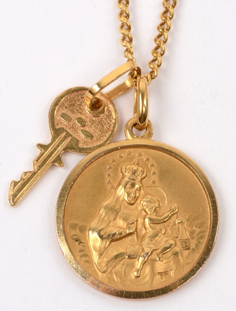 Een 18 karaats geel gouden schakelketting met scapulier en een sleuteltje.