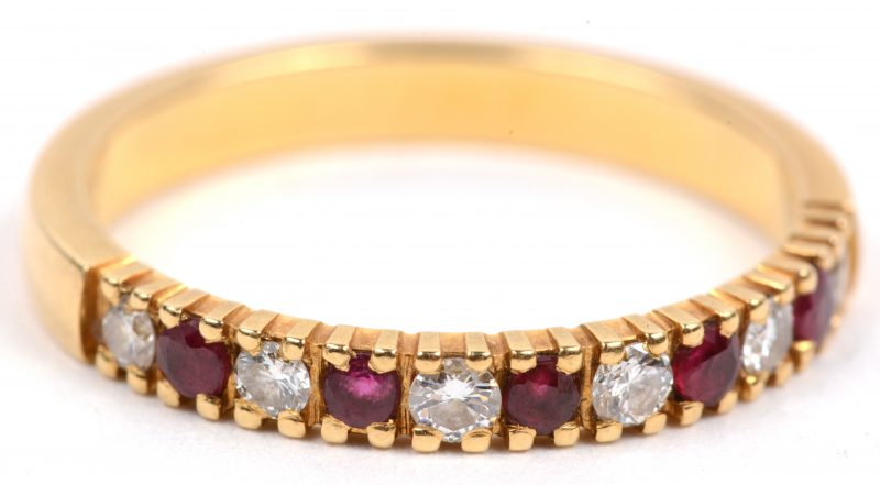 Een 18 karaats geel gouden ring bezet met briljanten en robijnen met een gezamenlijk gewicht van +- 0,40 ct.