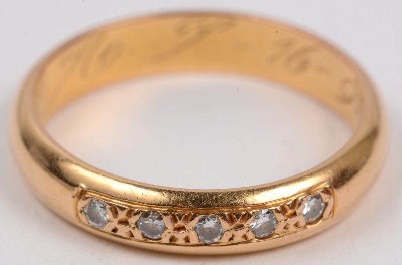 Een 18 karaats geel gouden ring bezet met briljanten met een gezamenlijk gewicht van +- 0,15 ct.