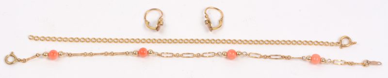 Een paar 14 karaats geel gouden oorbellen en twee verschillende te herstellen armbandjes waarvan één bezet met roze kwarts.