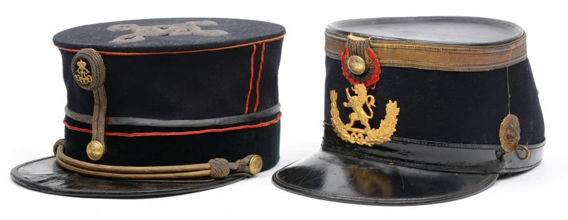 Twee verschillende XIXe eeuwse tschako’s van de Koninklijke Militaire School.
