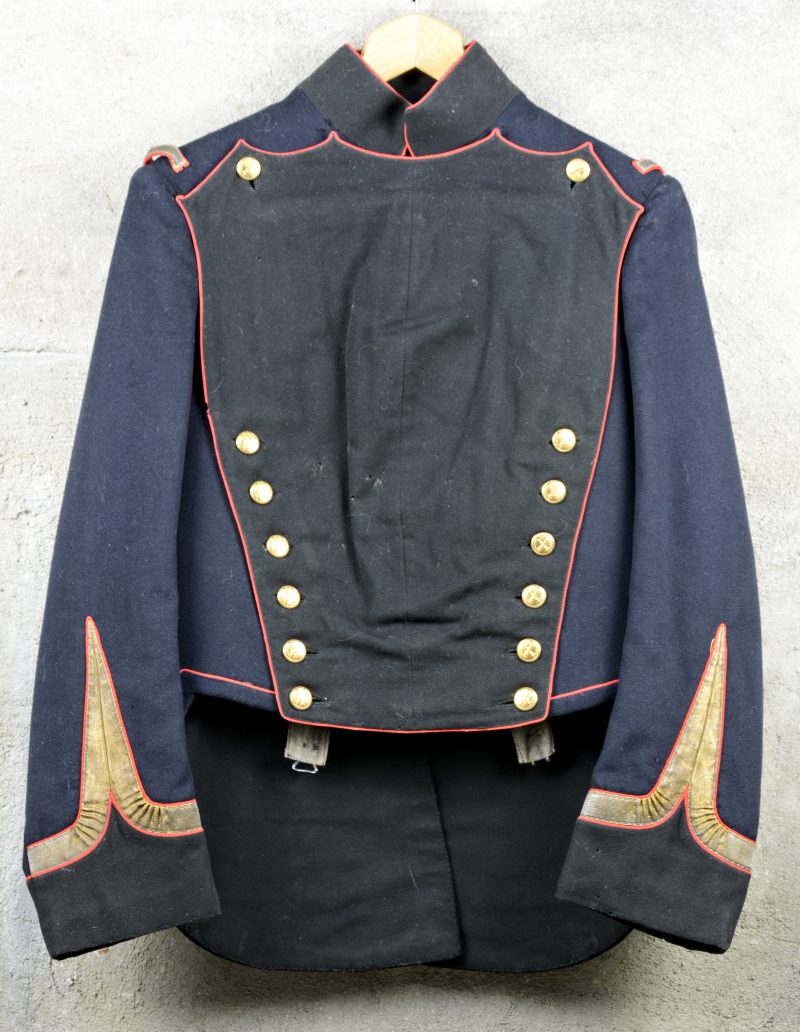 Een uniform van de Artillerie van de Belgische burgerwacht.