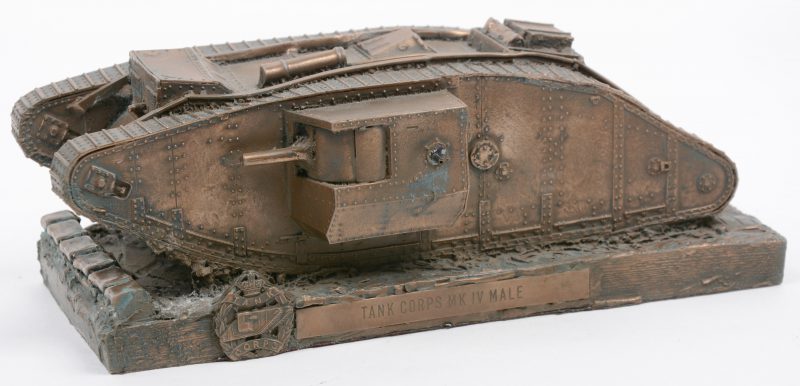“Tank corps Mk. IV male”. Een kunststof (?) beeld met verbronsd patina.