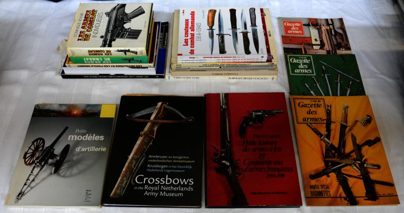 Een lot Franstalige boeken met betrekking tot wapens.