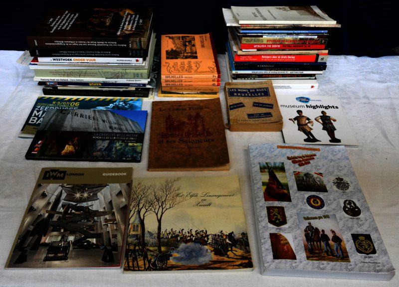Een lot van veeriten Nederlandstalige boeken met betrekking tot oorlog en het leger. Bijgevoegd een grote partij toeristische gidsen e.d.