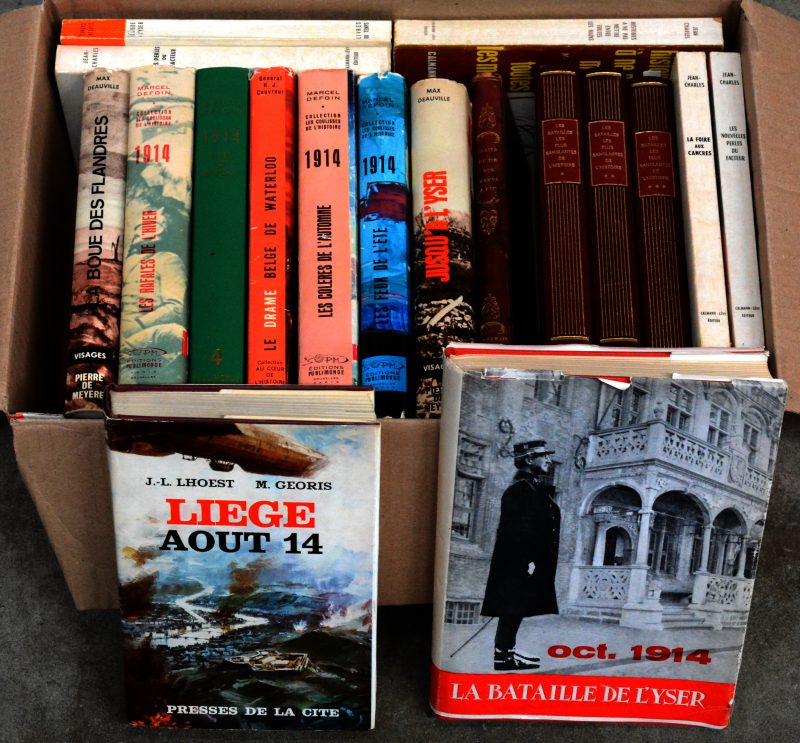 Een lot van achttien Franstalige boeken met betrekking tot de Eerste Wereldoorlog en andere historische veldslagen.