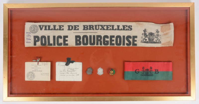 Een kader met twee banden en twee penningen van de Brusselse burgerwacht. Periode Eerste Wereldoorlog.