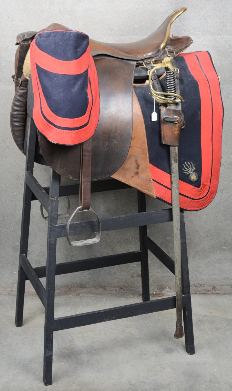 Een zadel met uitrusting van een Belgisch officier, inclusief sabel van de infanterie, model 1889.