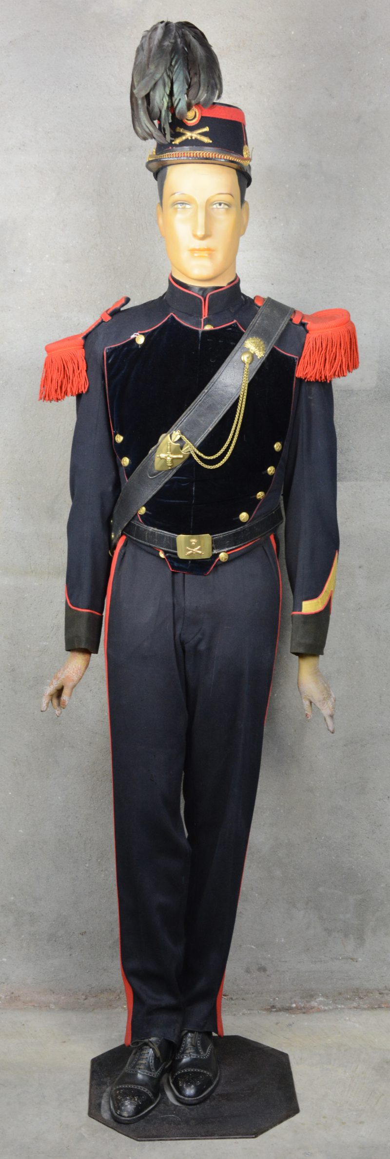 Een compleet uniform van de artillerie van de Belgische burgerwacht, model 1899. Op mannequin.