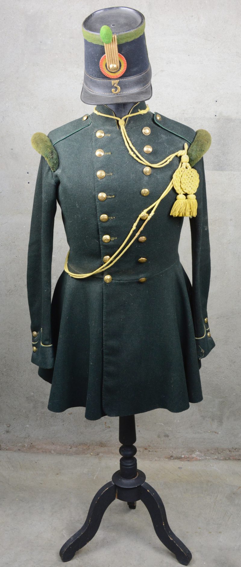 Een uniform met tschako van het derde regiment jagers te voet.