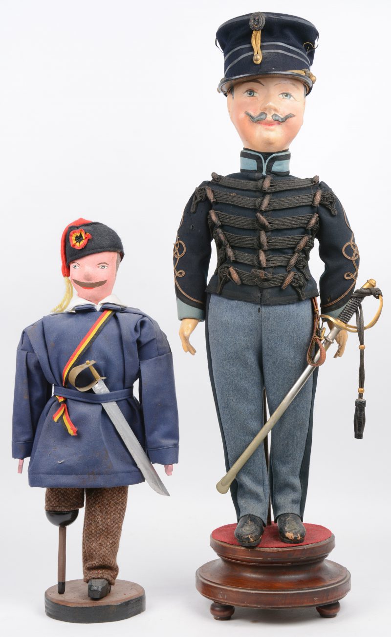 Twee poppen met Belgisch militair uniform.