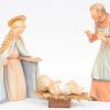 Een kerststalletje van meerkleurig porselein, met Heilige familie, os, ezel, twee schaapjes en een engeltje. Ontwerp van M. I. Hummel. We voegen er een anders gemerkt engeltje aan toe.
