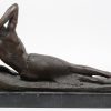 “Liggende dame”. Een bronzen beeld in de geest van de art deco naar een werk van Leonard. Op marmeren sokkel.