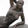“Liggende dame”. Een bronzen beeld in de geest van de art deco naar een werk van Leonard. Op marmeren sokkel.