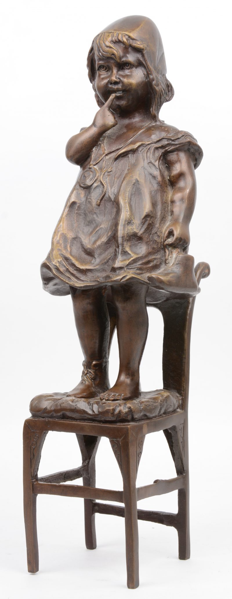 “Ondeugend meisje op stoel”. Beeld van donker gepatineerd brons. Postume geut naar een werk van Juan Clara.